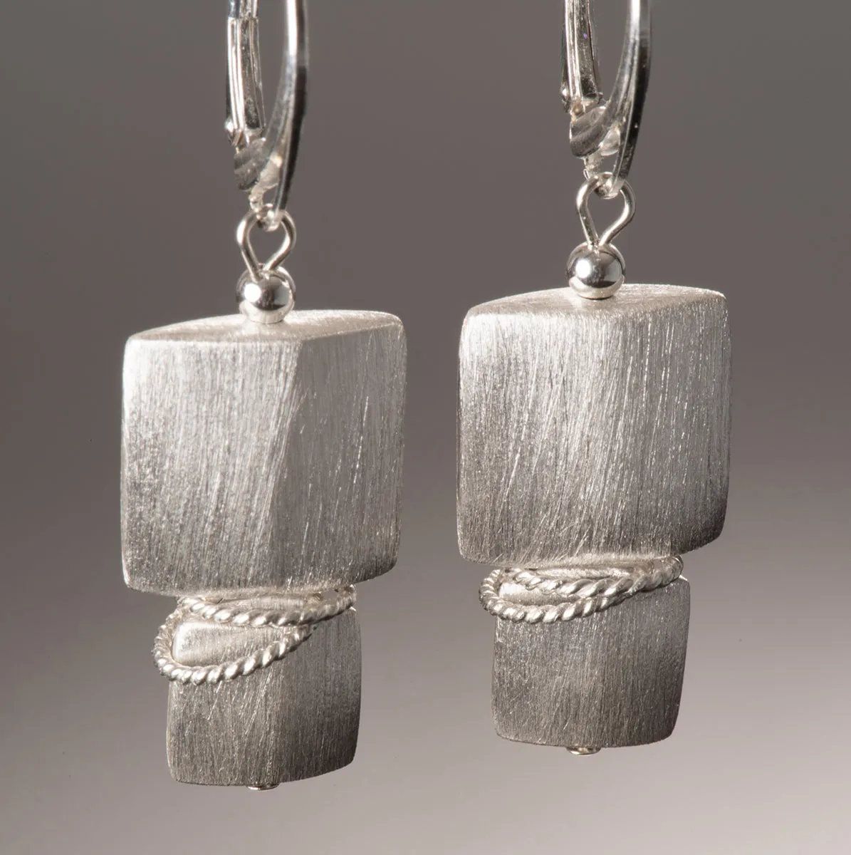 139 twist earring