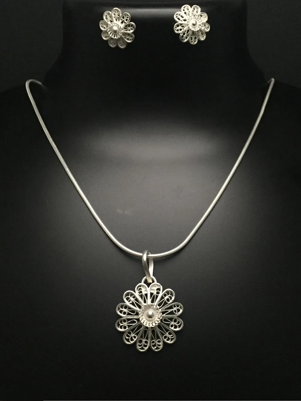 Daisy Pendant Set