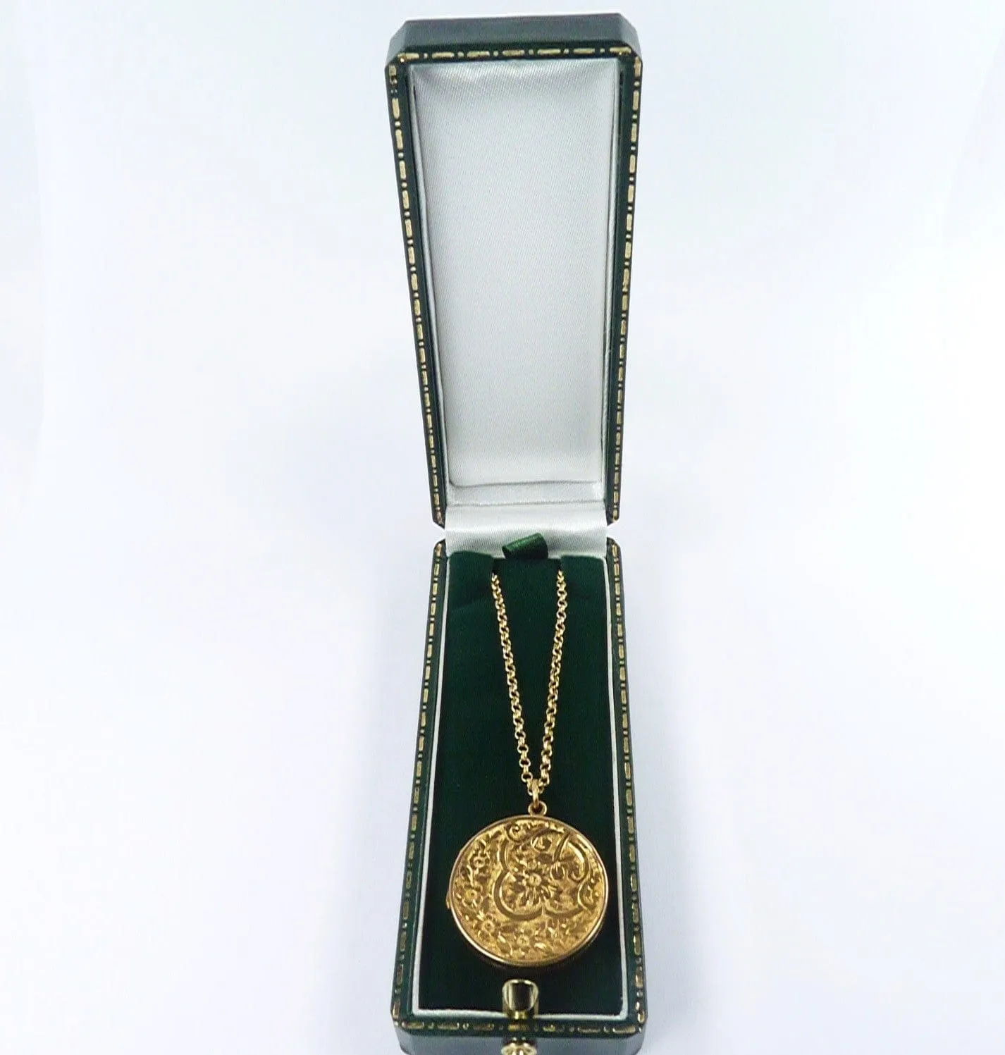 Fully Hallmarked Art Nouveau 9 Carat Gold Locket 1905 4.2 Grams And 45 cm Necklace