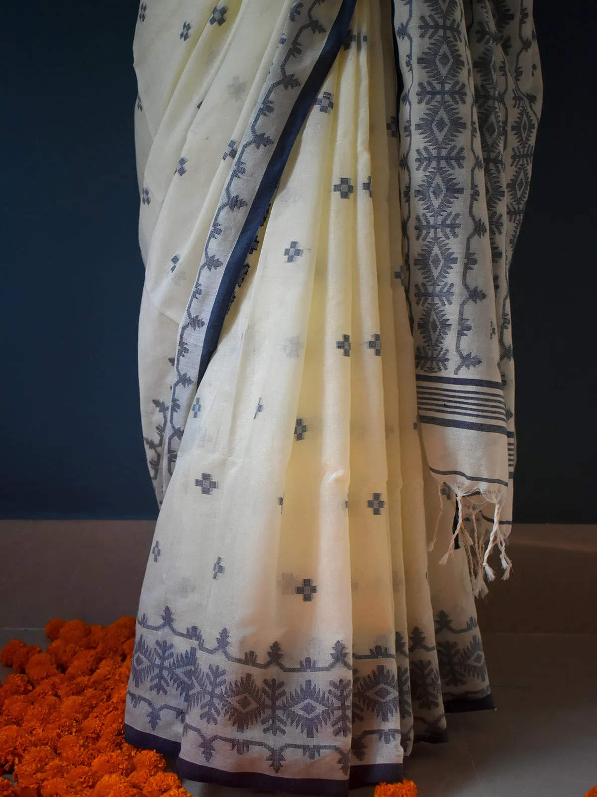 Pure Cotton Jamdani Saree Loral Motifs Off White