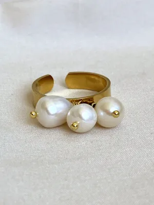 Ring with pearls