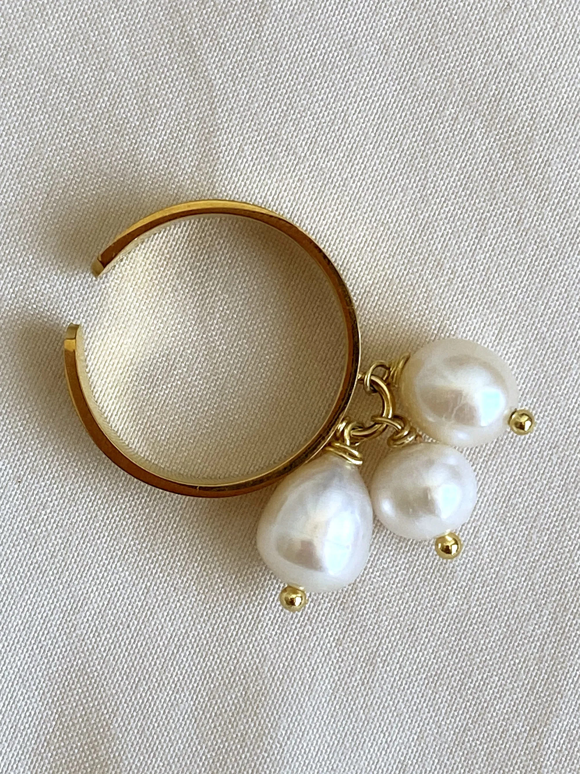 Ring with pearls