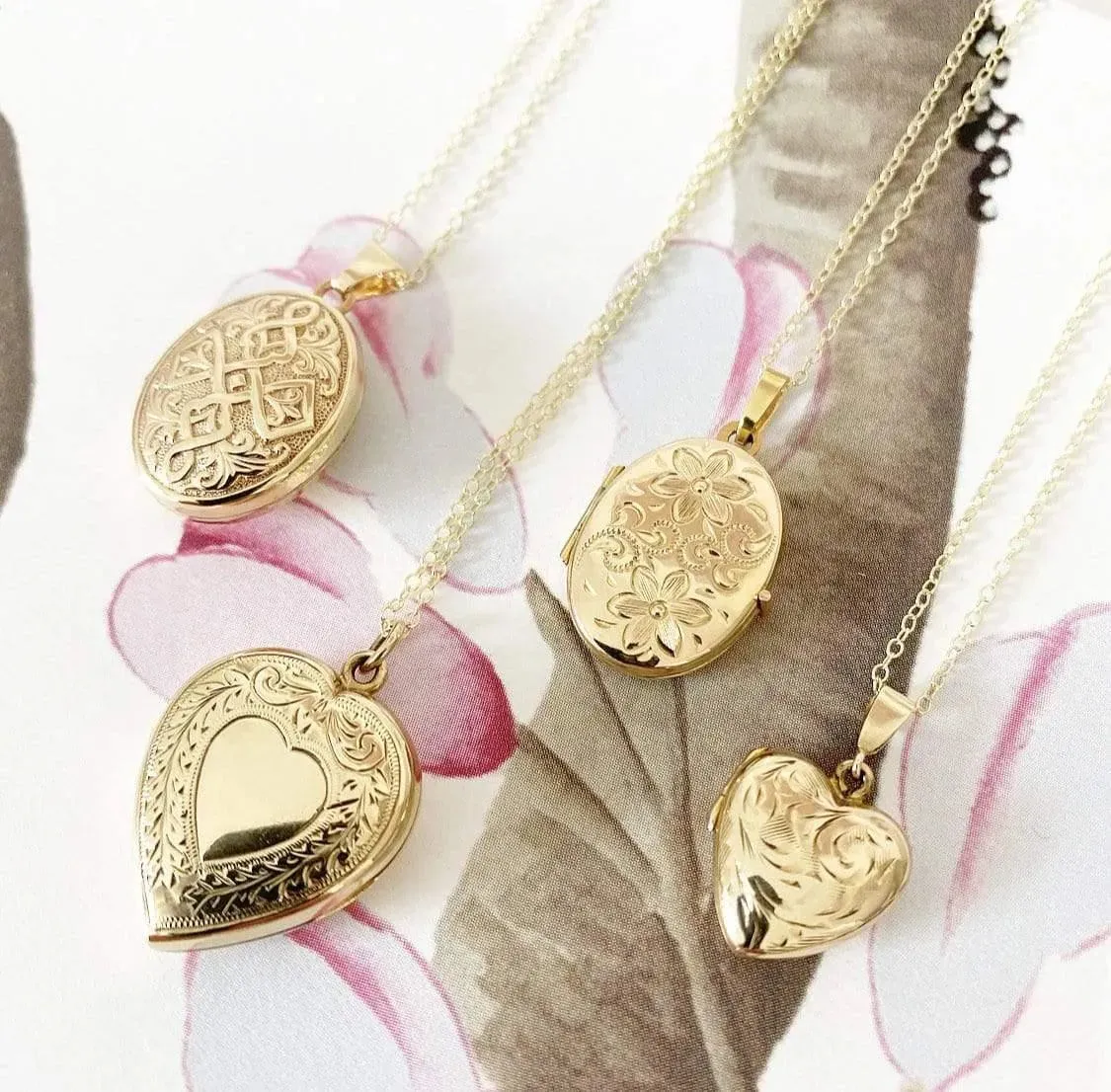 Vintage 1950s 9ct Gold tiny Heart Locket Necklace